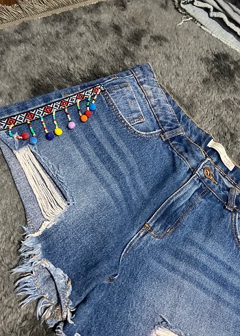 ZaraRenkli Nakışlı ve Boncuklu Mini Kot Şort - Görsel 4