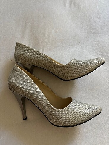 Gümüş parıltılı stiletto