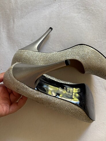 40 Beden Gümüş parıltılı stiletto