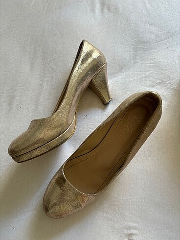 gold topuklu