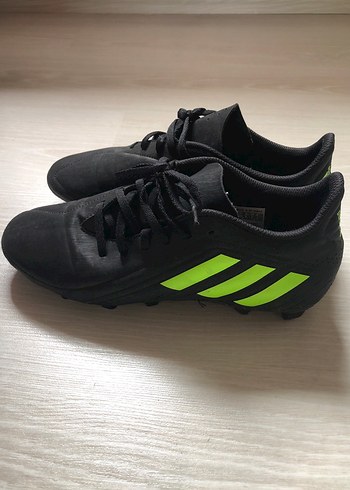 Erkek Siyah Bağcıklı Futbol Ayakkabısı