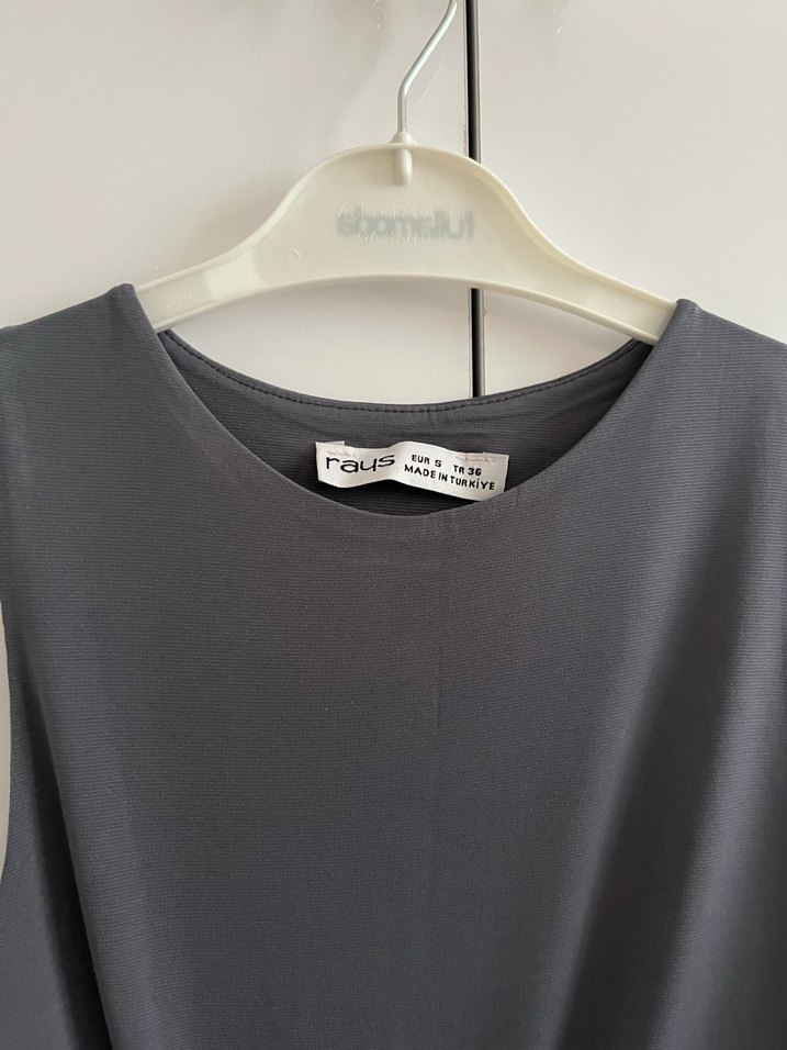 Gri Yüksek Yakalı Kolsuz Atlet - Görsel 4