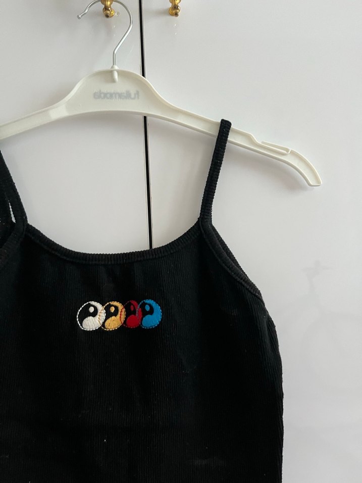 Düğmeli İnce Askılı Siyah Mini Atlet - Görsel 2