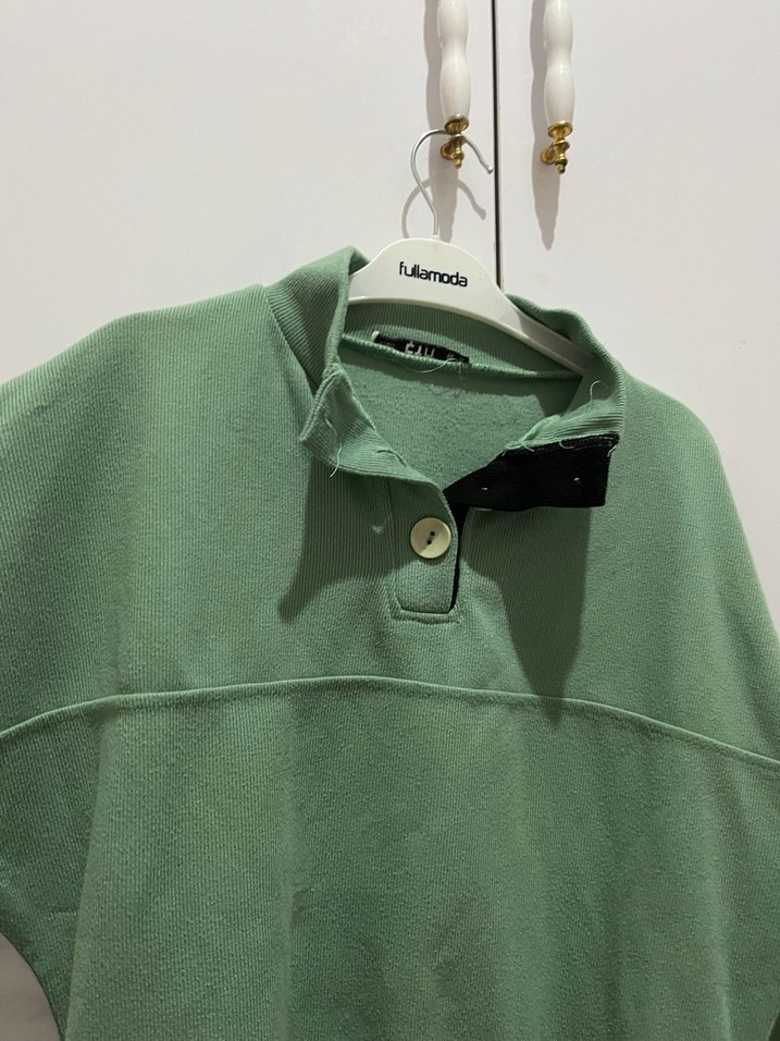 Düğmeli Yüksek Yakalı Yeşil Sweatshirt - Görsel 3