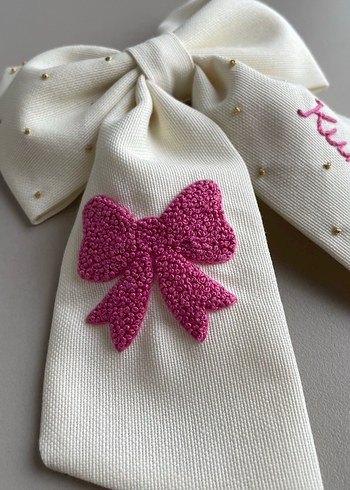 El Nakışı Fiyonk Detaylı Beyaz Çocuk Toka - Görsel 2