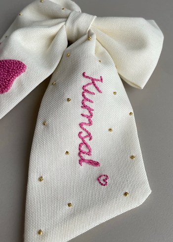 El Nakışı Fiyonk Detaylı Beyaz Çocuk Toka - Görsel 3