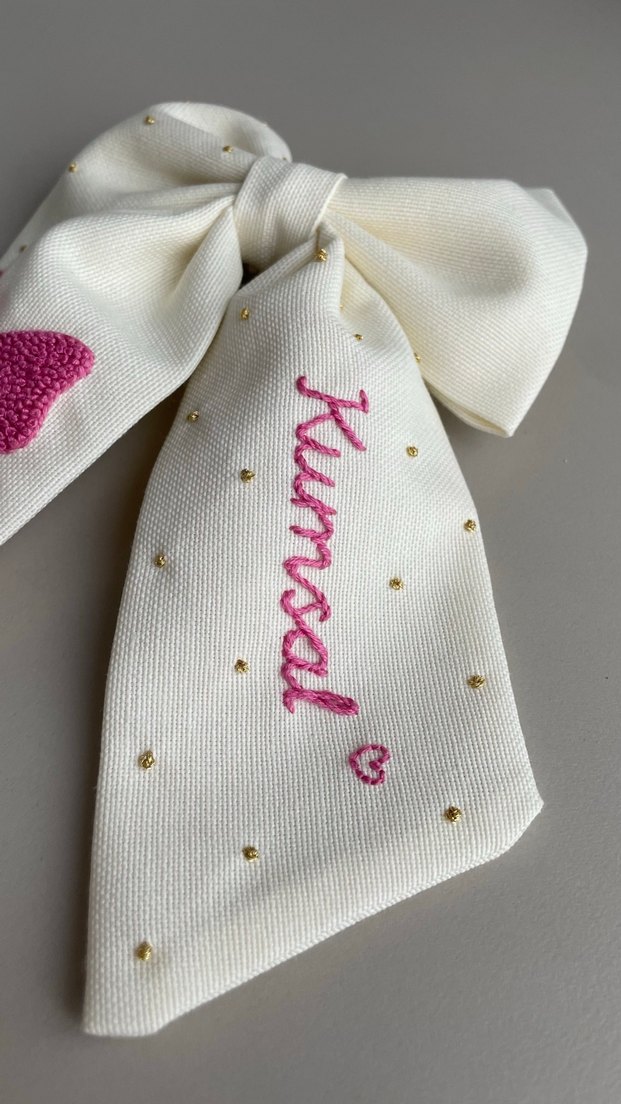 El Nakışı Fiyonk Detaylı Beyaz Çocuk Toka - Görsel 3