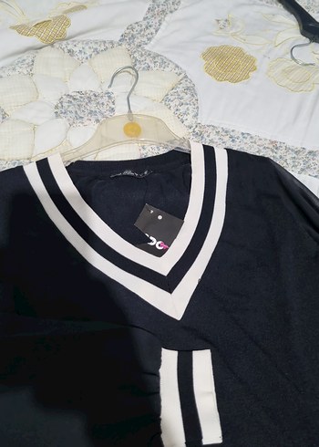 V Yaka Siyah Kadın Bluz - Görsel 2