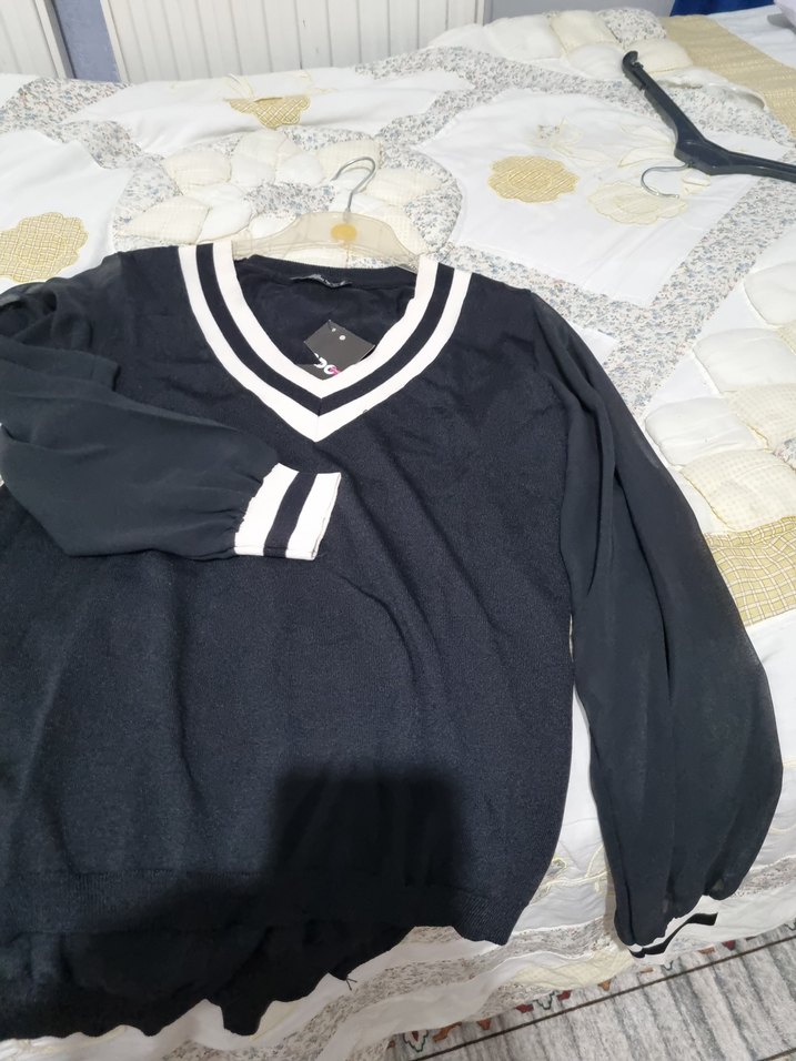 V Yaka Siyah Kadın Bluz - Görsel 3