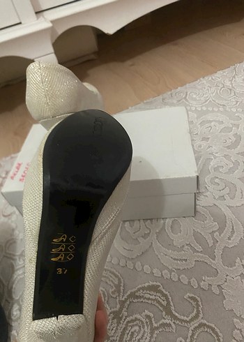 Simli beyaz topuklu ayakkabı - Görsel 4