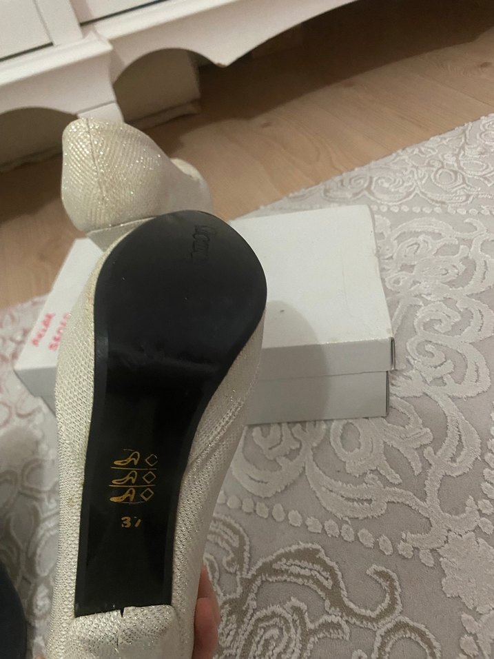 Simli beyaz topuklu ayakkabı - Görsel 4