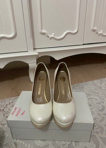Beyaz topuklu ayakkabı - Görsel 2