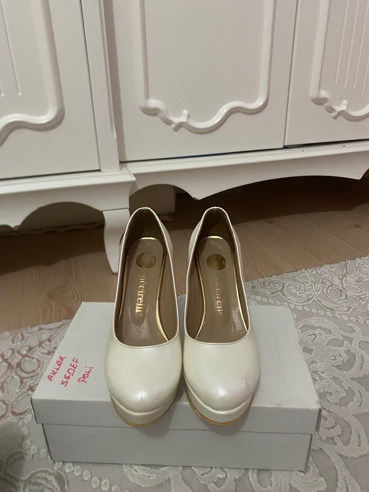 Beyaz topuklu ayakkabı - Görsel 2