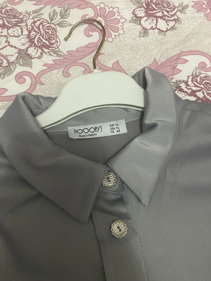 Siyah Düğmeli Saten Kadın Gömlek - Görsel 2