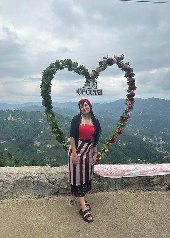 Kırmızı içe giyilen crop tişört