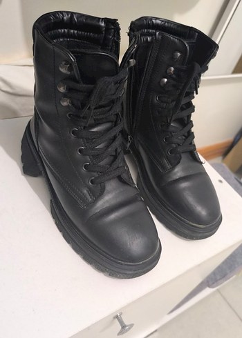 Siyah Deri Kadın Bağcıklı Fermuarlı Bot - Görsel 2