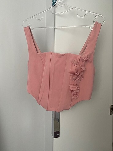 Pembe büstiyer
