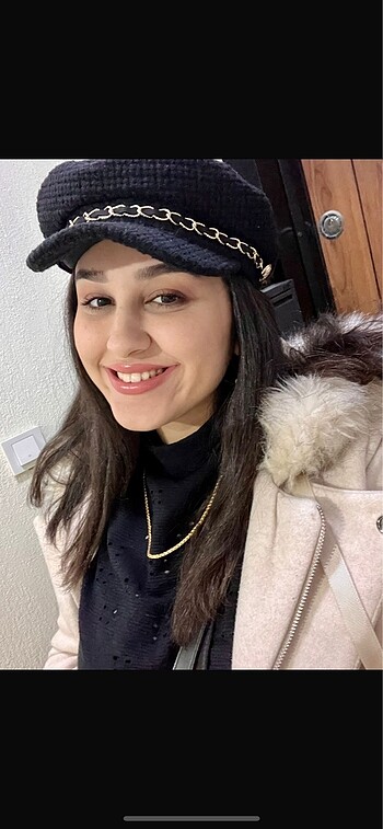Koton Gold zincir detaylı şapka