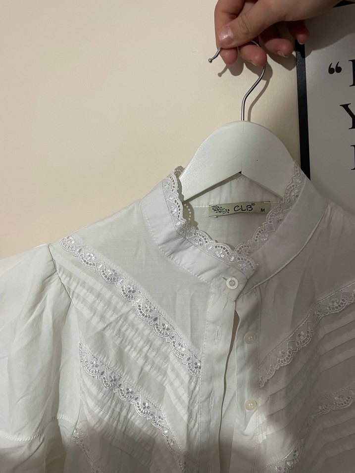 Düğmeli Beyaz Keten Nakışlı Kadın Gömlek - Görsel 2
