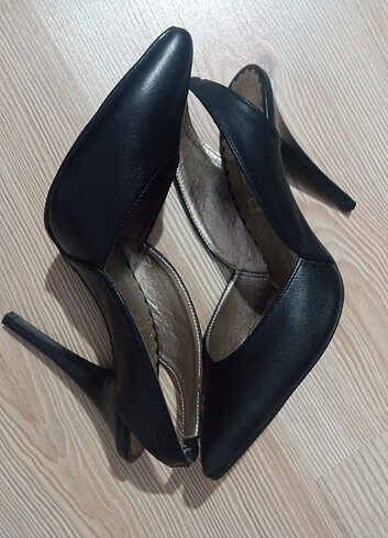Deri stiletto topuk kısmı açık