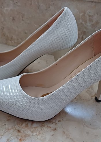 Beyaz Pliseli Yılan Derisi Desenli Stiletto