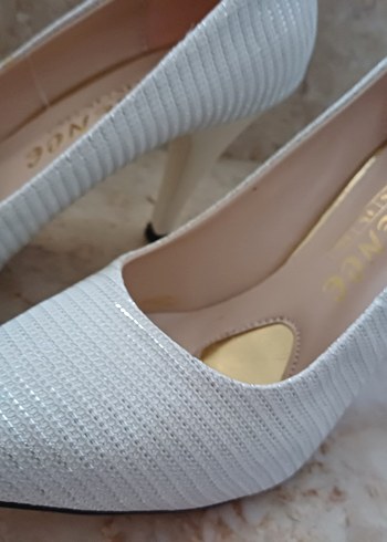 Zara Beyaz Pliseli Yılan Derisi Desenli Stiletto