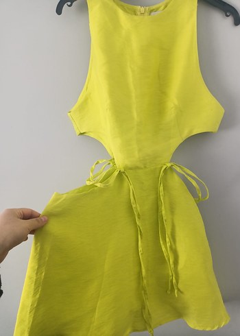 Sarı Parlak Mini Kolsuz Kadın Tulum - Görsel 3