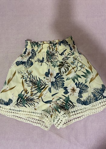 Bej Çiçek Desenli Dantel Detaylı Mini Şort - Görsel 3