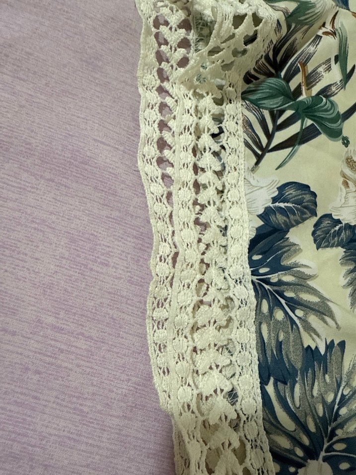 Bej Çiçek Desenli Dantel Detaylı Mini Şort - Görsel 2