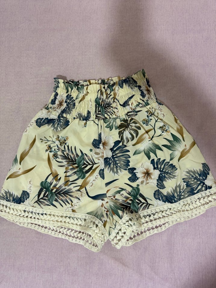 Bej Çiçek Desenli Dantel Detaylı Mini Şort - Görsel 3