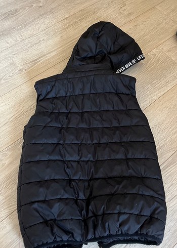 Erkek Çocuk Siyah Kapüşonlu Fermuarlı Yelek - Görsel 3