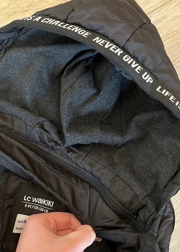 Erkek Çocuk Siyah Kapüşonlu Fermuarlı Yelek - Görsel 4