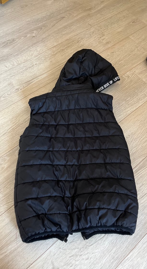 Erkek Çocuk Siyah Kapüşonlu Fermuarlı Yelek - Görsel 3