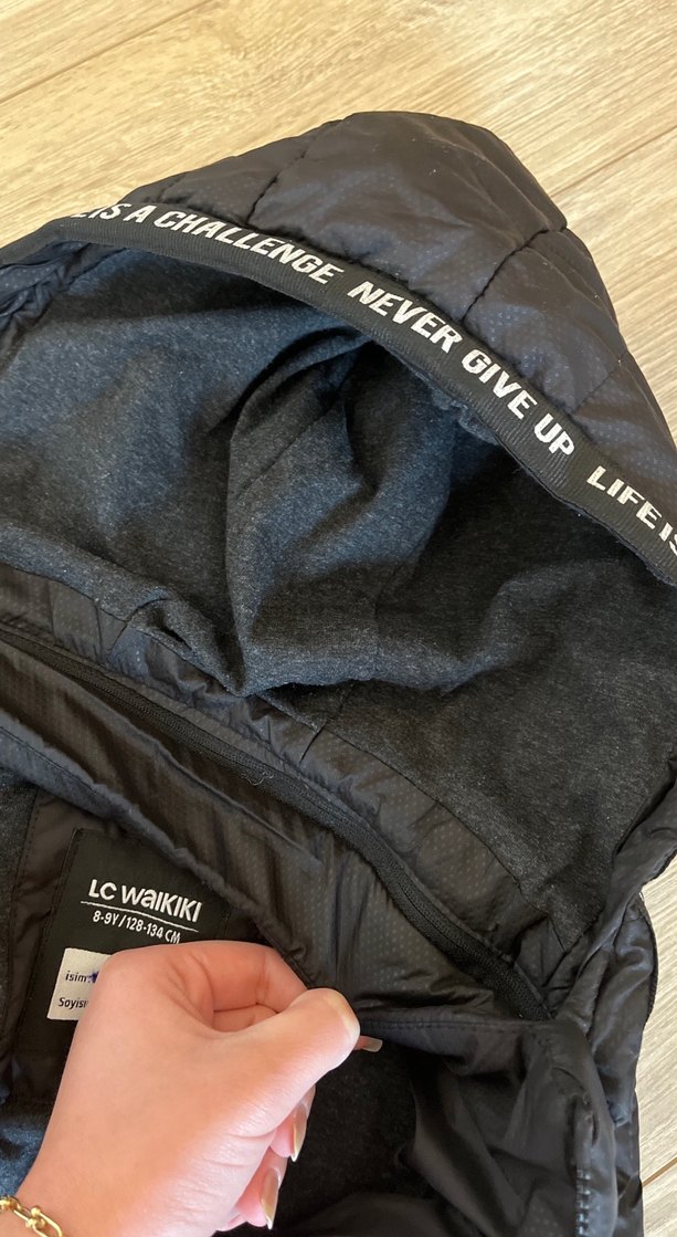 Erkek Çocuk Siyah Kapüşonlu Fermuarlı Yelek - Görsel 4