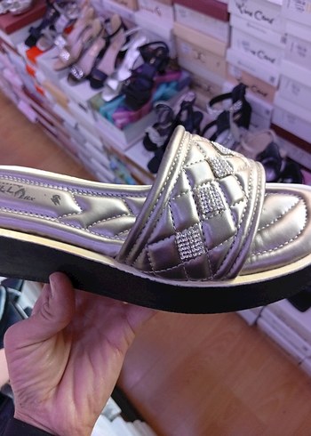 Gri Yılan Desenli Kemerli Dolgu Topuk Terlik - Görsel 2