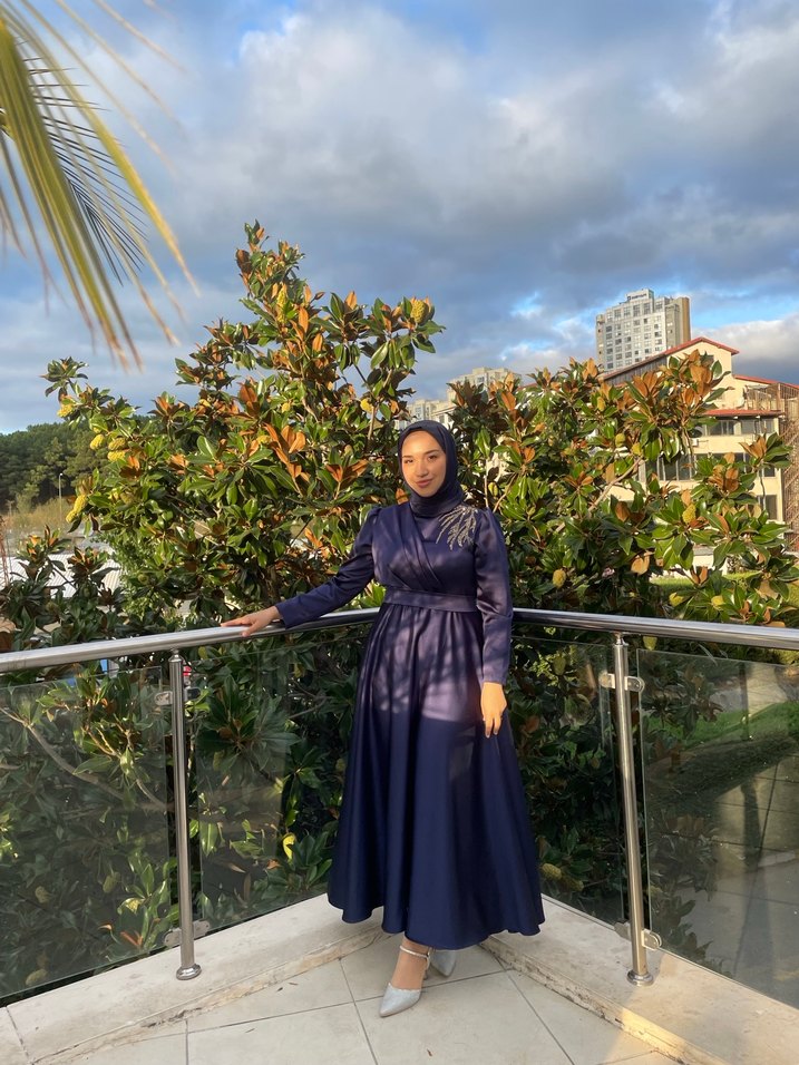 Uzun Lacivert Drapeli Tesettür Abiye - Görsel 2