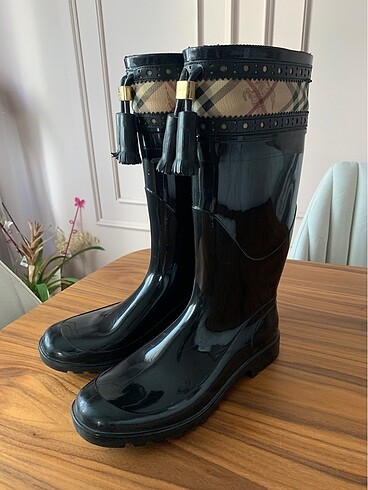 Burberry yağmur çizmesi