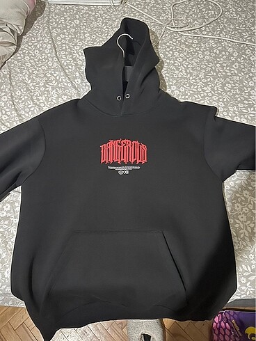 maskeli adam baskılı siyah sweatshirt
