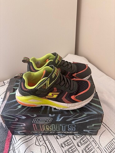 29 Beden gri Renk Skechers 29 numara ışıklı ayakkabı
