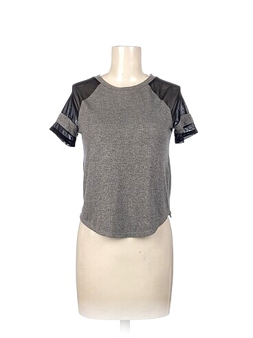 H&M T-shirt %70 İndirimli.