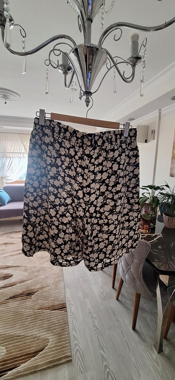 cicekli dizde beli lastikli bwrmuda şort - Görsel 2