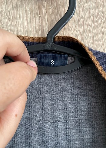 Gri Erkek Süet Detaylı Düğmeli Hırka - Görsel 3