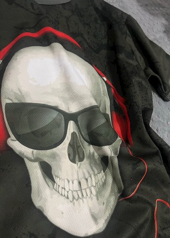 Kafatası ve Kulaklıklı Siyah Tişört - Görsel 2