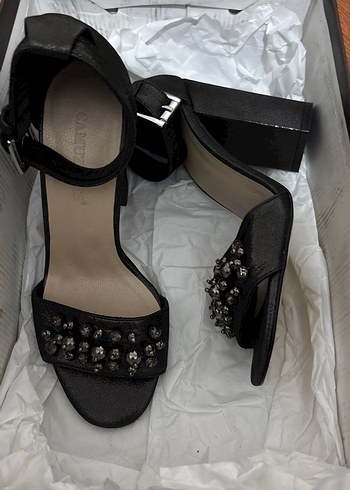 Yırtıcı Desenli Siyah Deri Topuklu Kadın Ayakkabı - Görsel 2