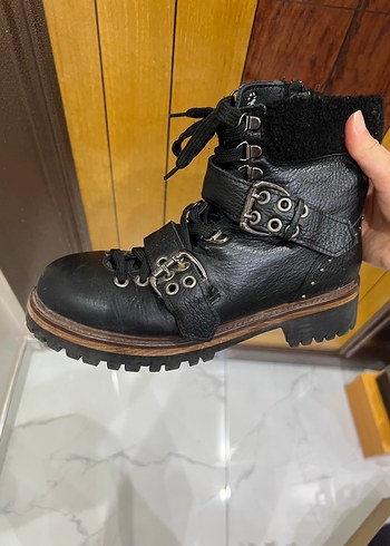 Derimod Tokalı Siyah Gerçek Deri Kadın Bot