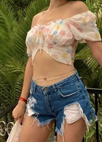 Beyaz çiçekli crop 