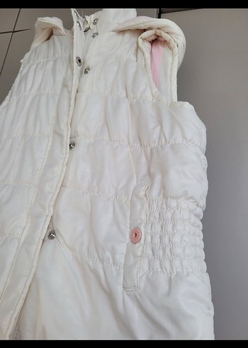 Kız Çocuk Beyaz Kapüşonlu Düğmeli Yelek - Görsel 3