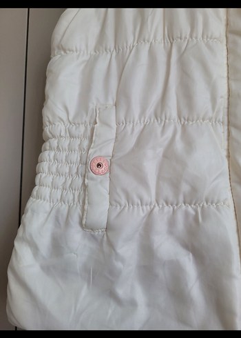 Kız Çocuk Beyaz Kapüşonlu Düğmeli Yelek - Görsel 2