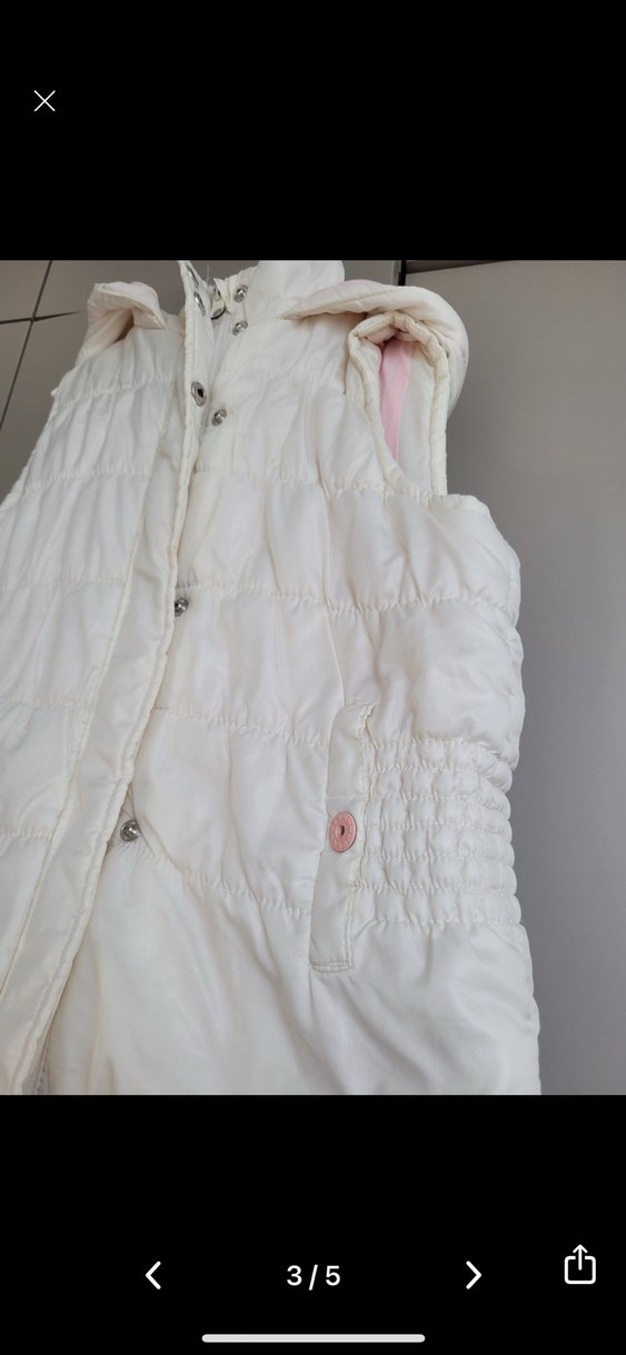 Kız Çocuk Beyaz Kapüşonlu Düğmeli Yelek - Görsel 3