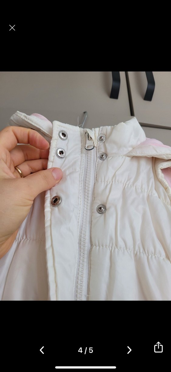 Kız Çocuk Beyaz Kapüşonlu Düğmeli Yelek - Görsel 4